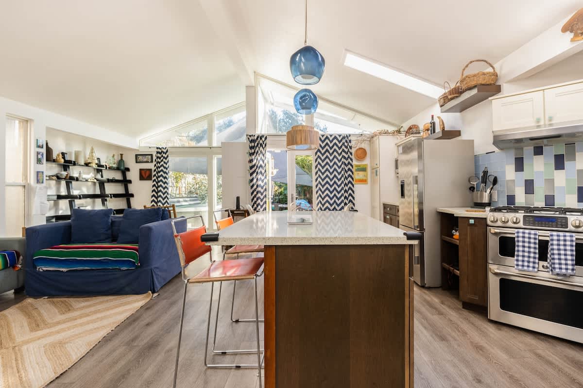 Open-concept kitchen and living area with plenty of light—perfect for family meals, couples’ wine nights, or business travelers who need space to cook, dine, and unwind.