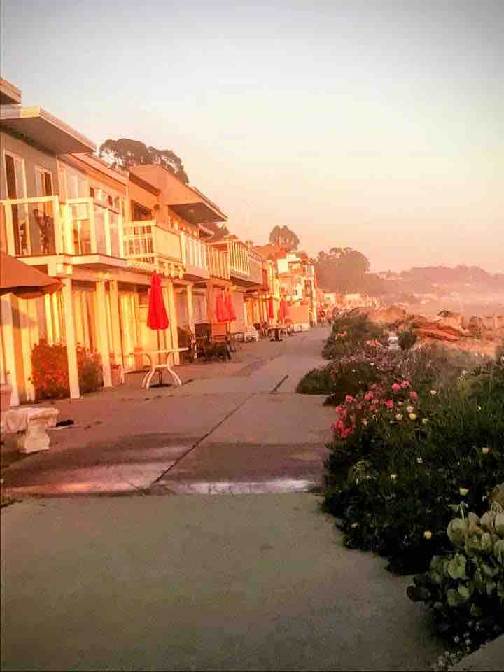 Steps from Capitola Village & Monterey Bay beaches—ideal for family getaways, couples, or business trips. Stroll the Esplanade for oceanfront dining, boutique shopping, and unforgettable sunsets.