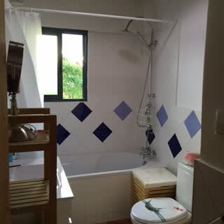 Soaking tub with hot water and good water pressure!