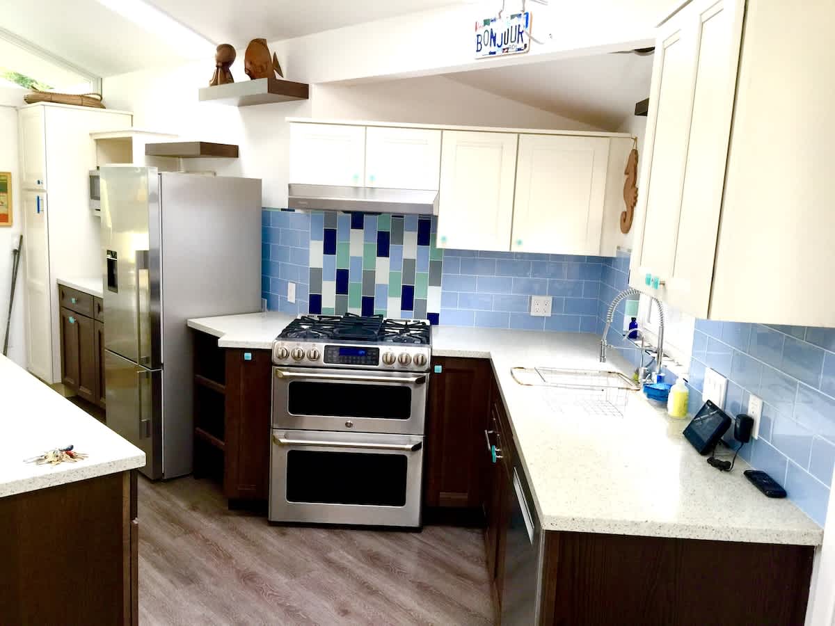 Kitchen with dishwasher, gas stove