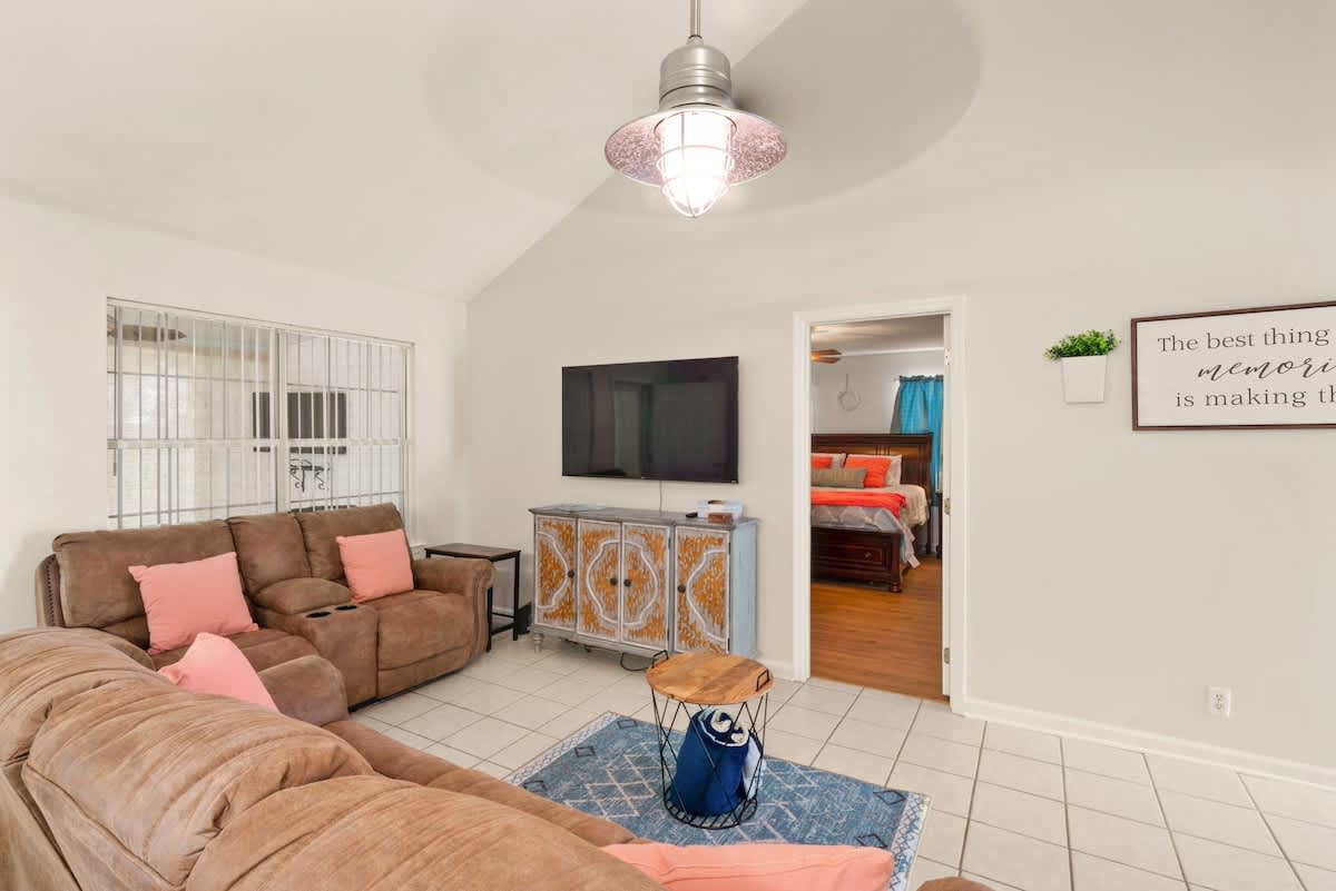 Blue Pearl - LARGE Fenced Backyard/Near FLETC