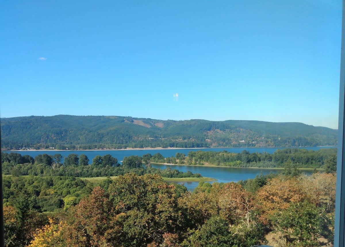 Perched on the Edge! Stunning bluff w/ river views — Kelso, WA — vacation rental