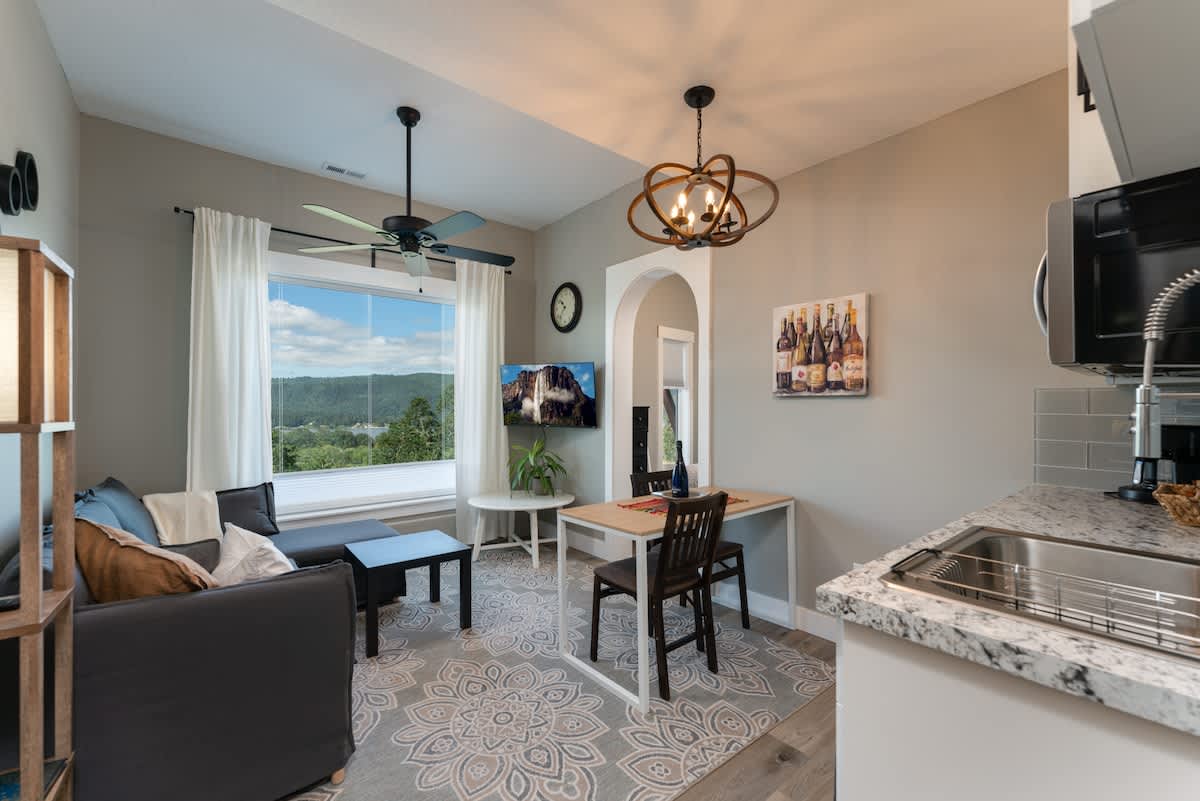 Secret Cozy Gem—the County’s Best-Kept Budget Find — Kelso, WA — vacation rental