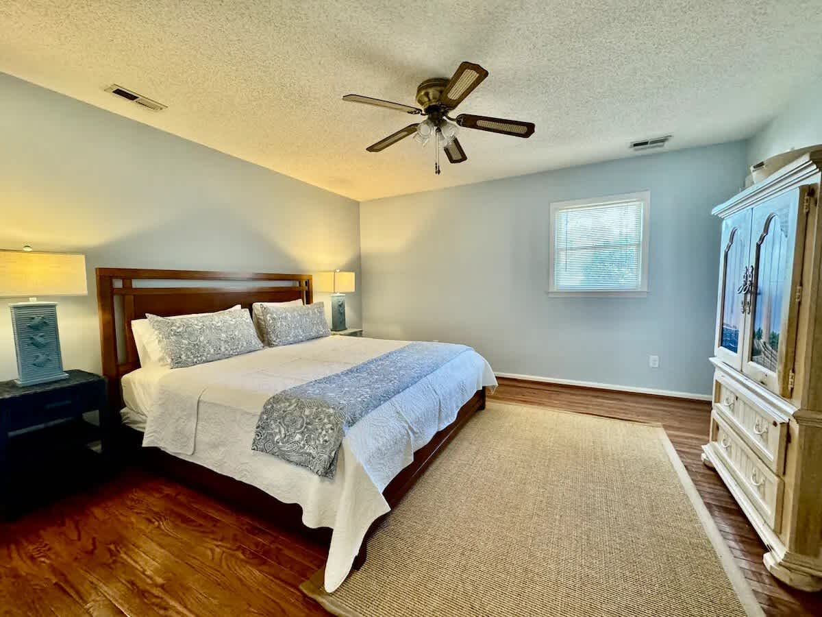 NE 38th Street Dog Friendly Star Spangled Manor | Photo 28