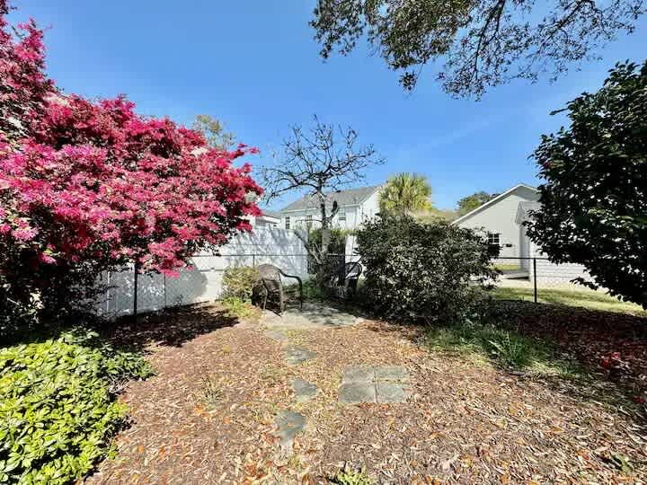 NE 38th Street Dog Friendly Star Spangled Manor | Photo 33