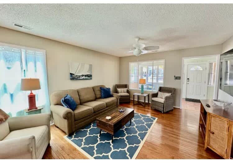 NE 38th Street Dog Friendly Star Spangled Manor | Photo 7