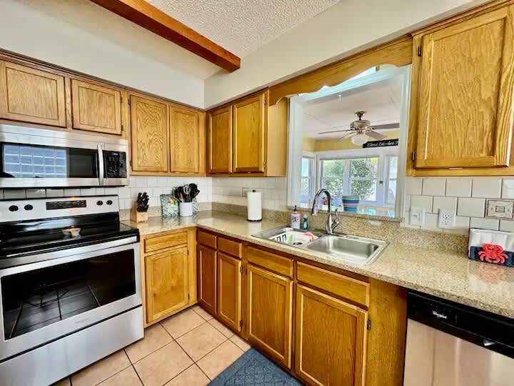 NE 38th Street Dog Friendly Star Spangled Manor | Photo 23