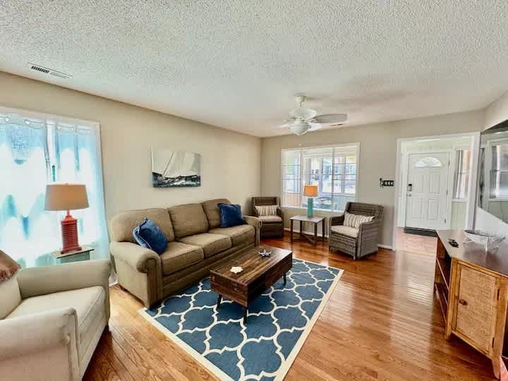 NE 38th Street Dog Friendly Star Spangled Manor | Photo 3