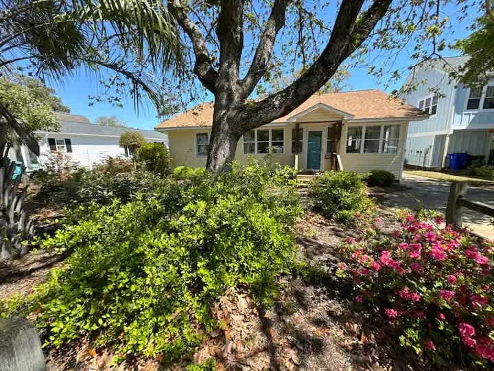 NE 38th Street Dog Friendly Star Spangled Manor | Photo 18