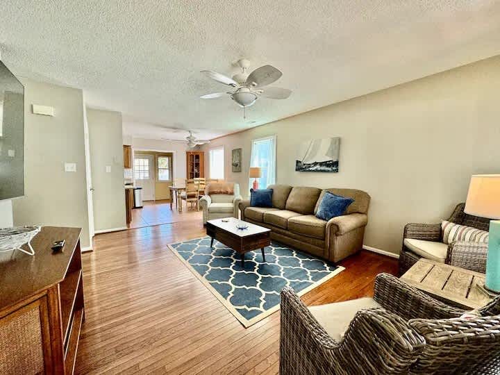 NE 38th Street Dog Friendly Star Spangled Manor | Photo 20