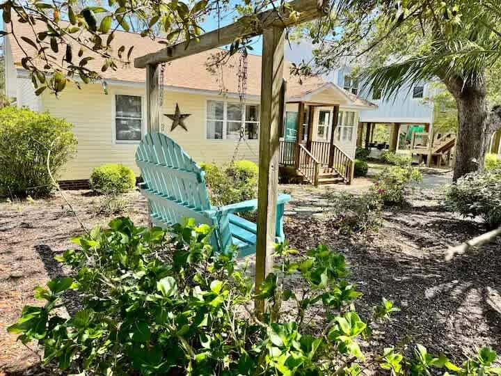 NE 38th Street Dog Friendly Star Spangled Manor | Photo 14