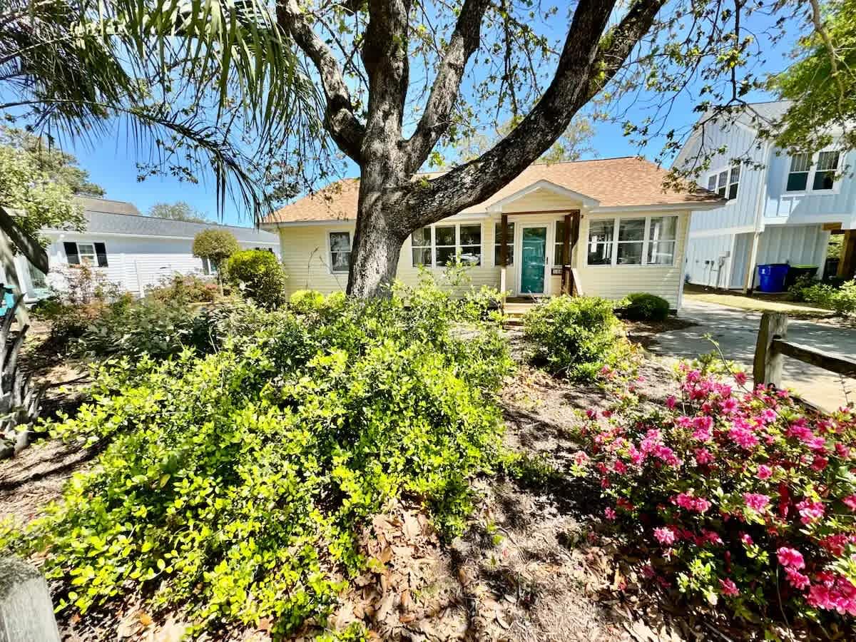 NE 38th Street Dog Friendly Star Spangled Manor | Photo 2