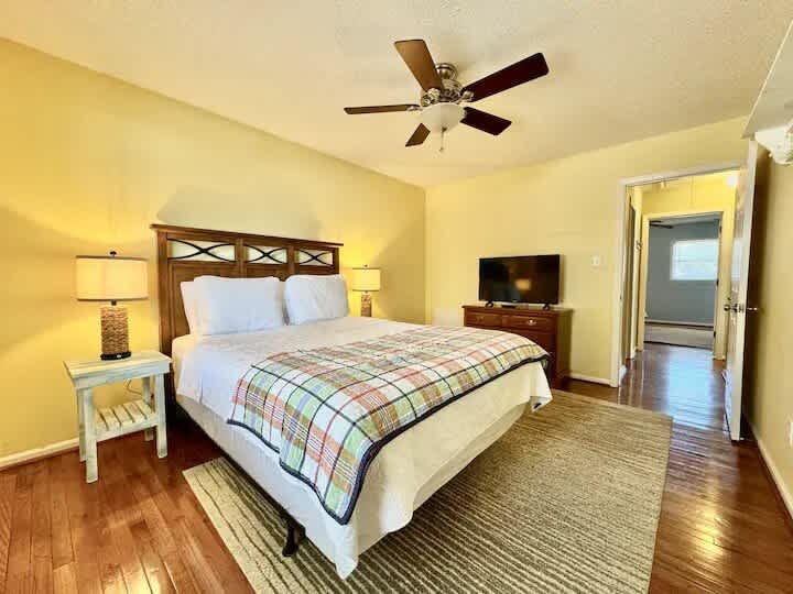 NE 38th Street Dog Friendly Star Spangled Manor | Photo 31