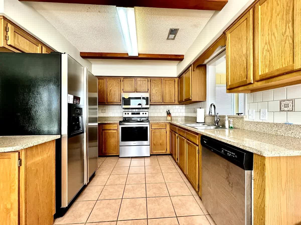 NE 38th Street Dog Friendly Star Spangled Manor | Photo 22