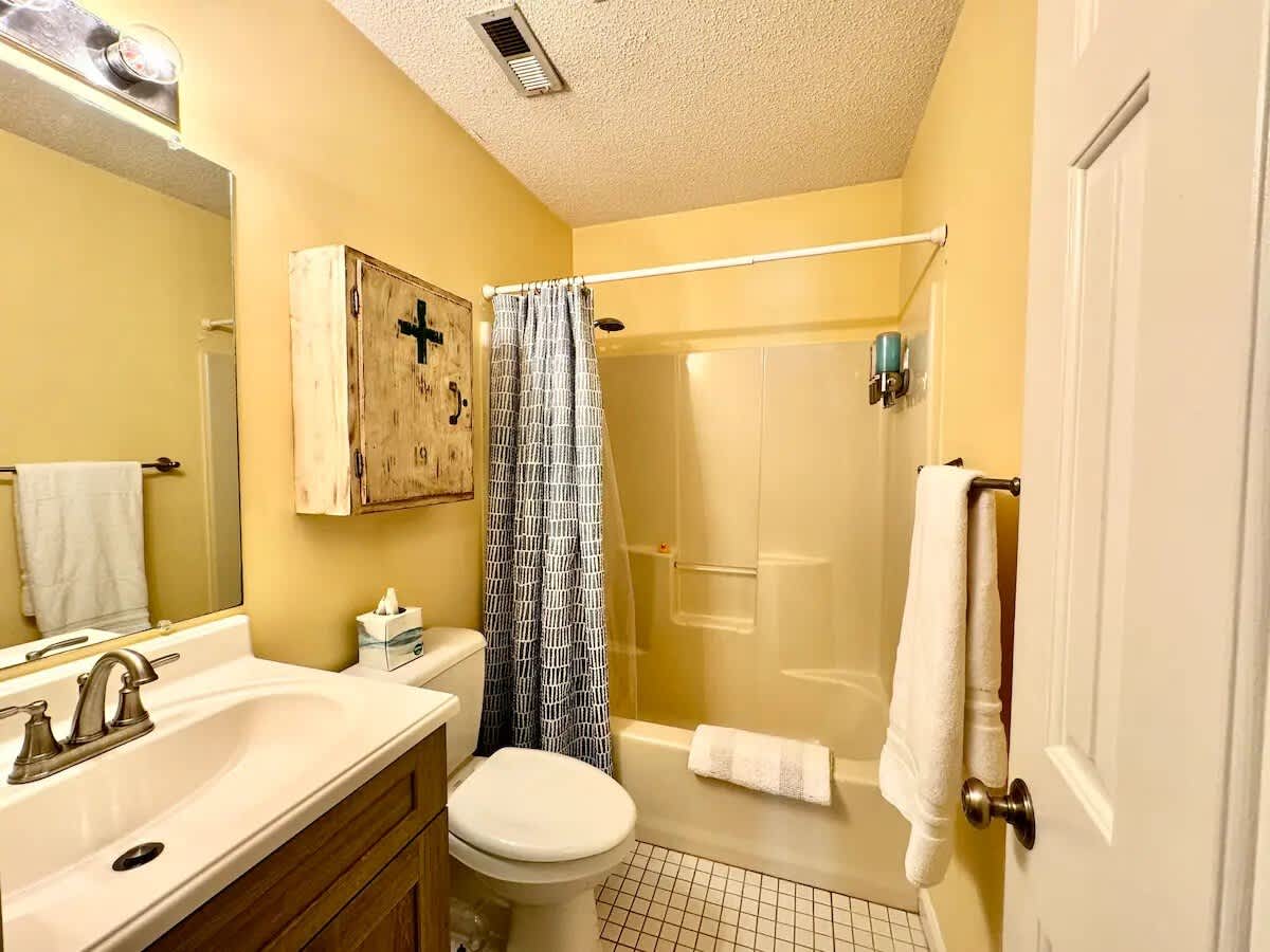 NE 38th Street Dog Friendly Star Spangled Manor | Photo 11