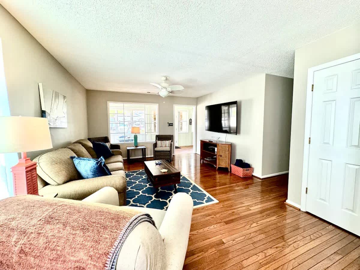 NE 38th Street Dog Friendly Star Spangled Manor | Photo 21