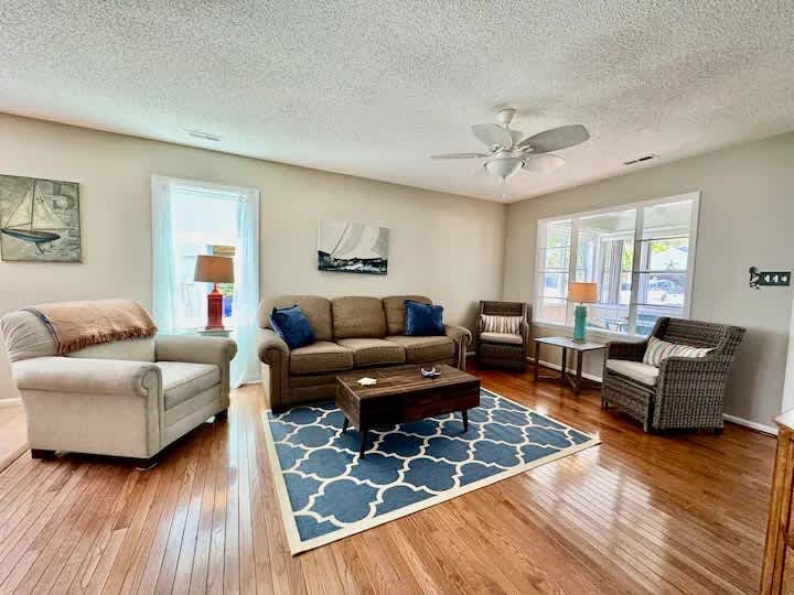 NE 38th Street Dog Friendly Star Spangled Manor | Photo 13