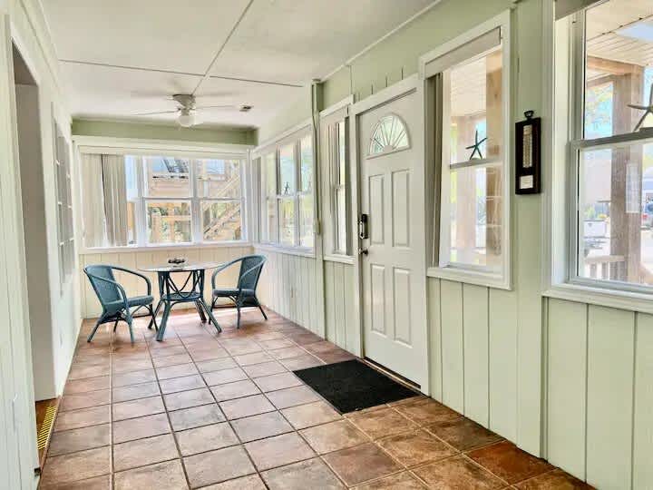 NE 38th Street Dog Friendly Star Spangled Manor | Photo 9