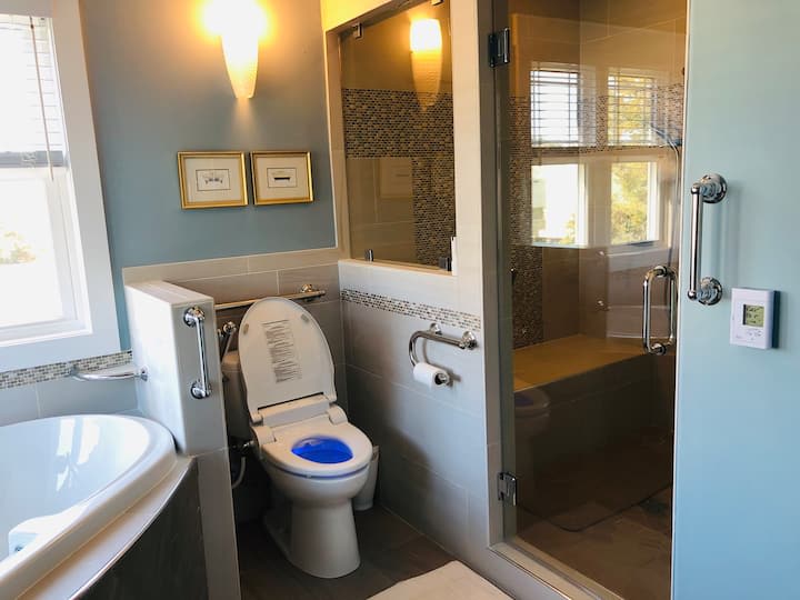 Bidet with night light to easily find your way at night. 