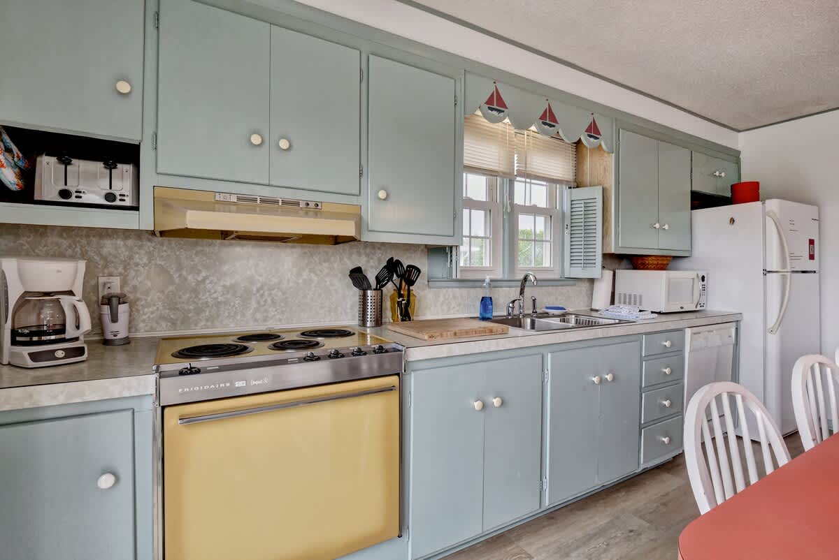 Oven/stove is an oldie, but in great shape and works well. 