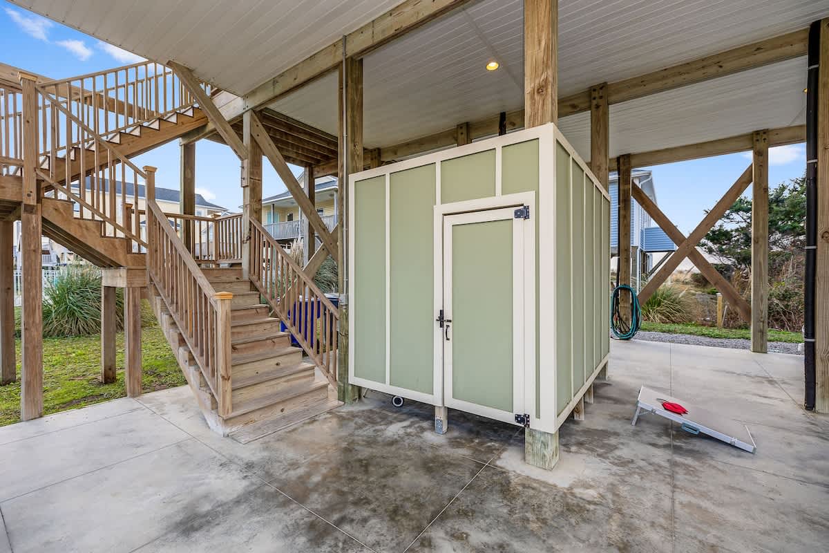 Spacious outside shower 