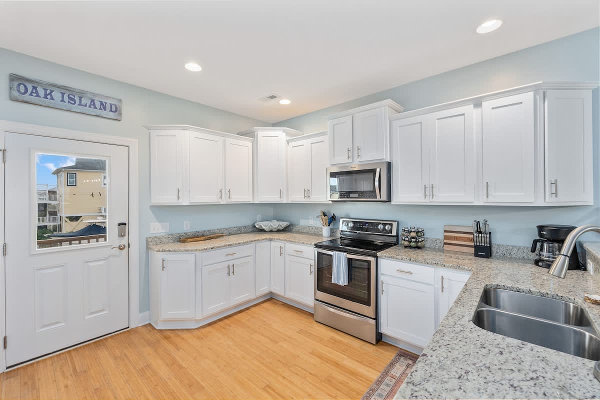 Fully stocked kitchen - blender, air fryer, crock pot, French Press, kids plates and cups!