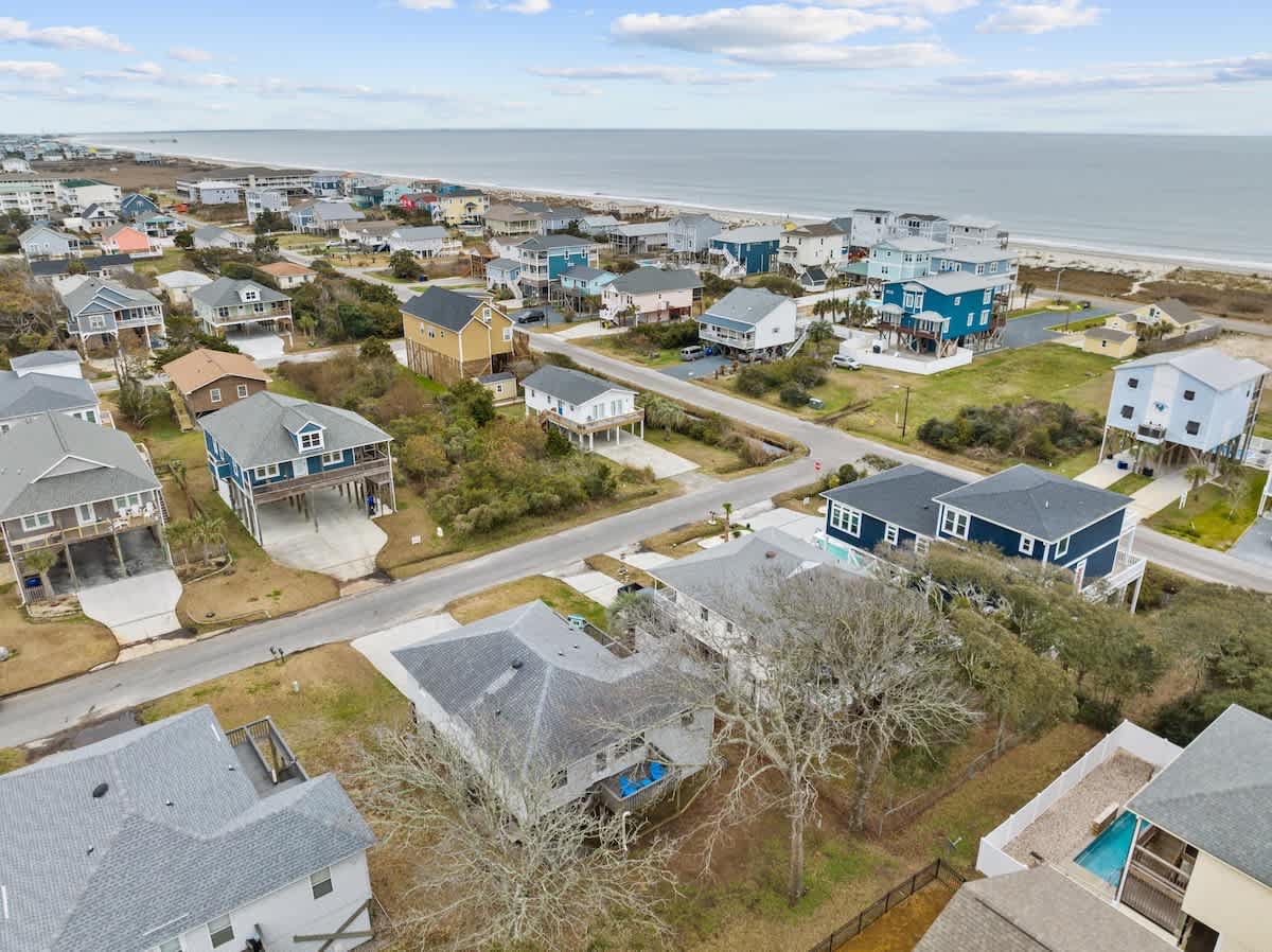 You are so close to the beach, it's within easy walking distance. Worried about paying for parking? Drop off your family and their gear and it's an easy 5-minute walk back.