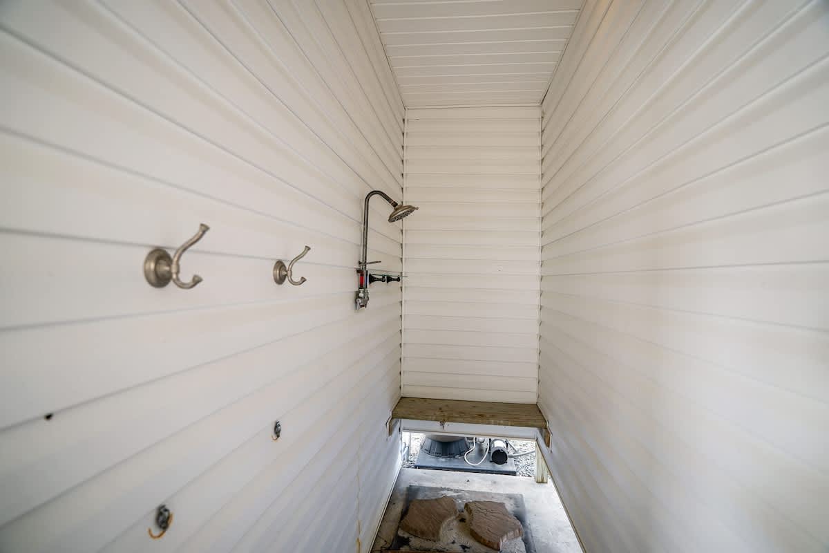 Outdoor shower: Enjoy a private outdoor shower with hot water, ideal for rinsing off after a day in the sun