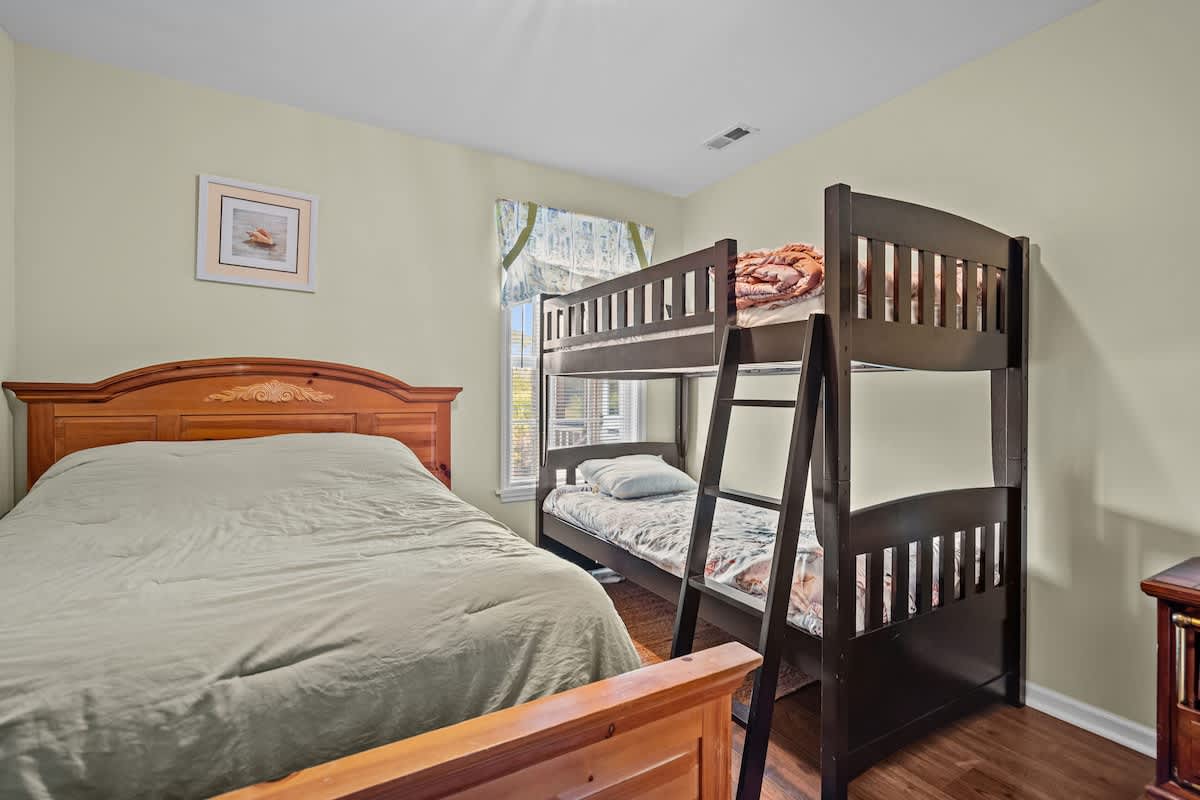 Kids’ Beach Bunk Room – Double bed plus twin bunk beds, perfect for families.