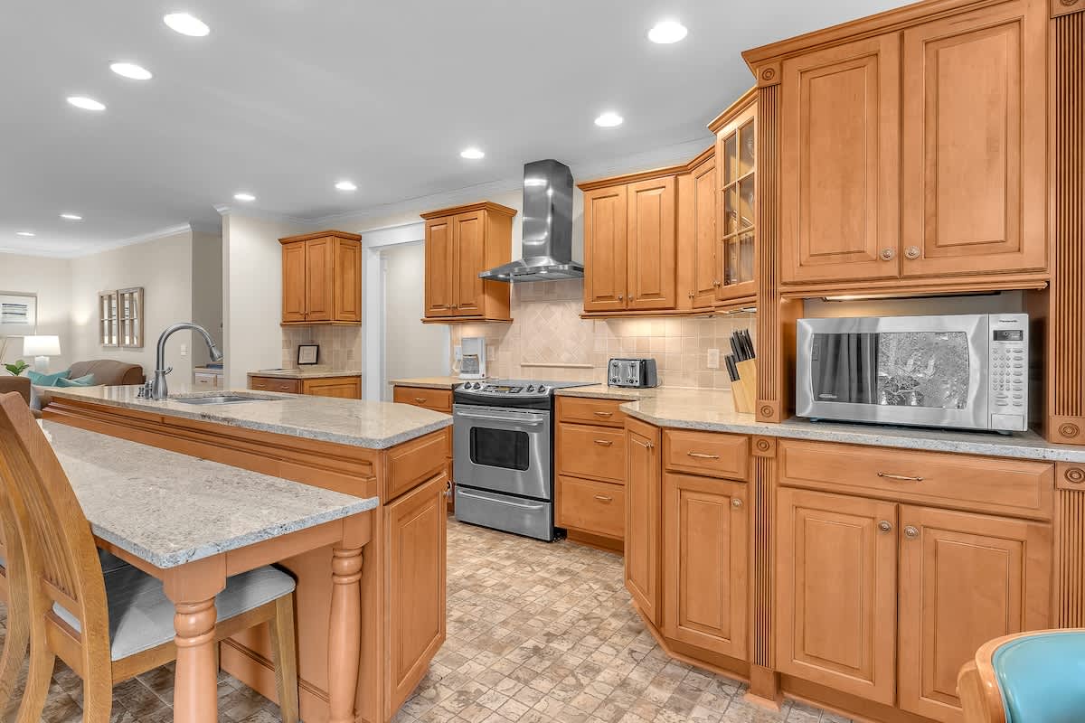 Full gourmet kitchen completely stocked with cookware