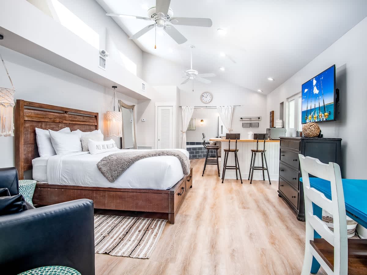 Honeymoon Palm Suite near Higgs Beach — Key West, FL — vacation rental