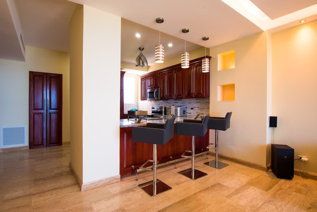 7th Floor Direct Ocean View Penthouse -Parties OK.