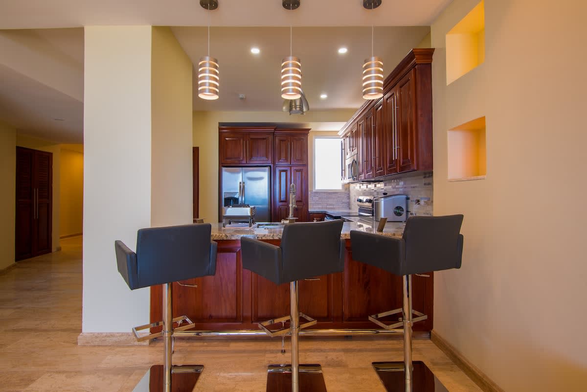 7th Floor Direct Ocean View Penthouse -Parties OK.