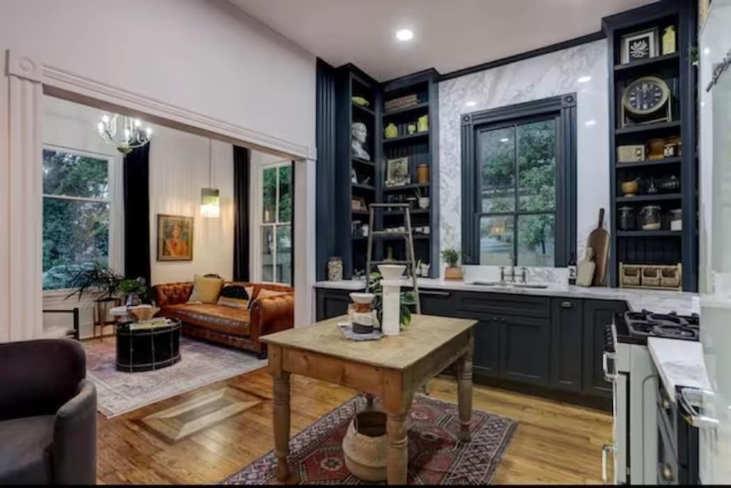 walk 2 beach! artistic home w/detached guesthouse