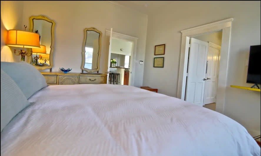 spacious and perfect for families! walk to beach! - Picture 46