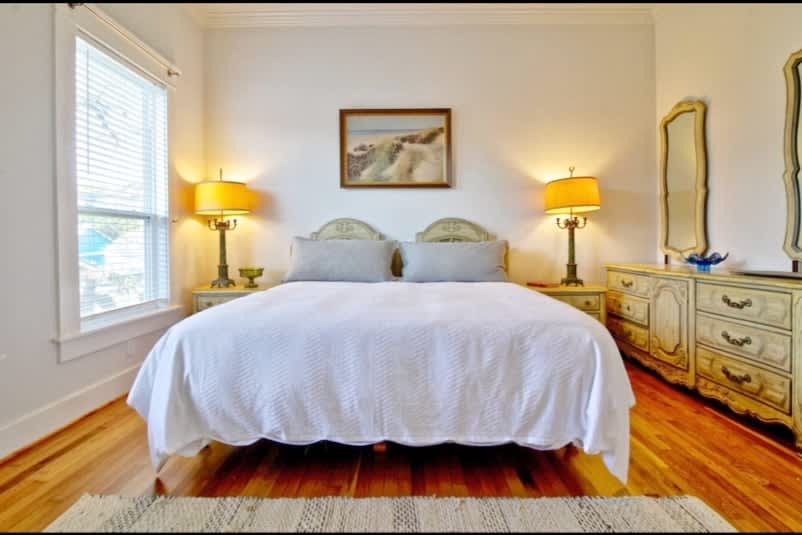 spacious and perfect for families! walk to beach! - Picture 40