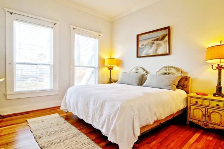 spacious and perfect for families! walk to beach! - Picture 44