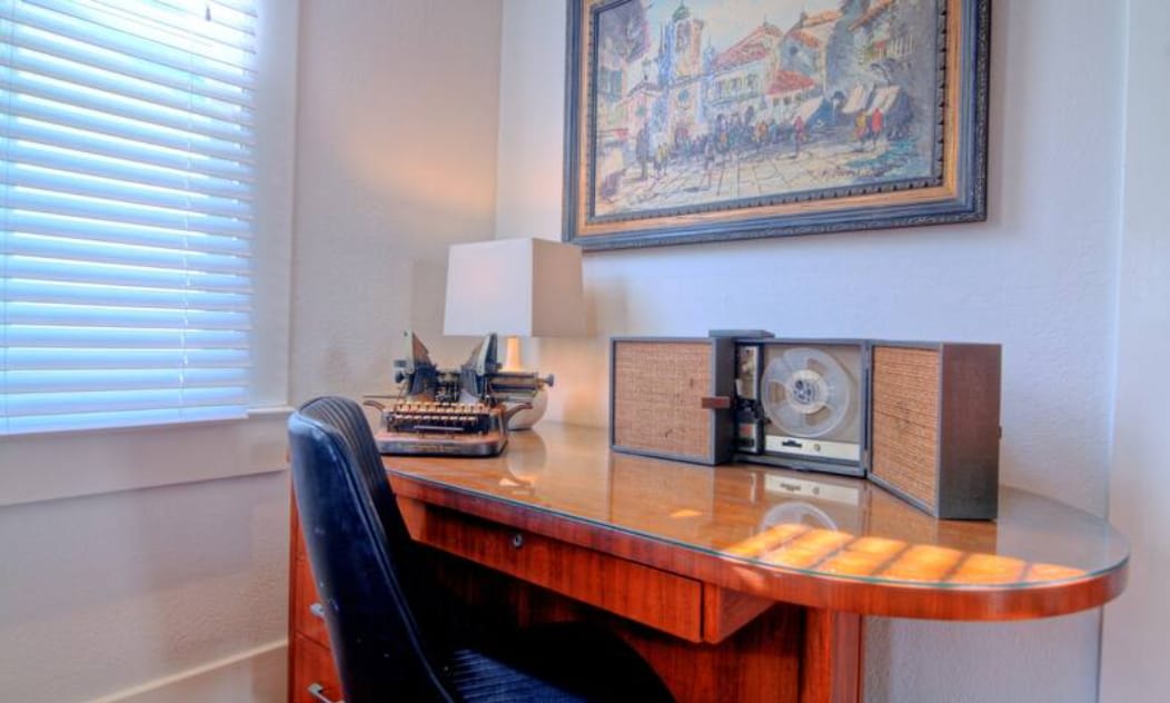 spacious and perfect for families! walk to beach! - Picture 38