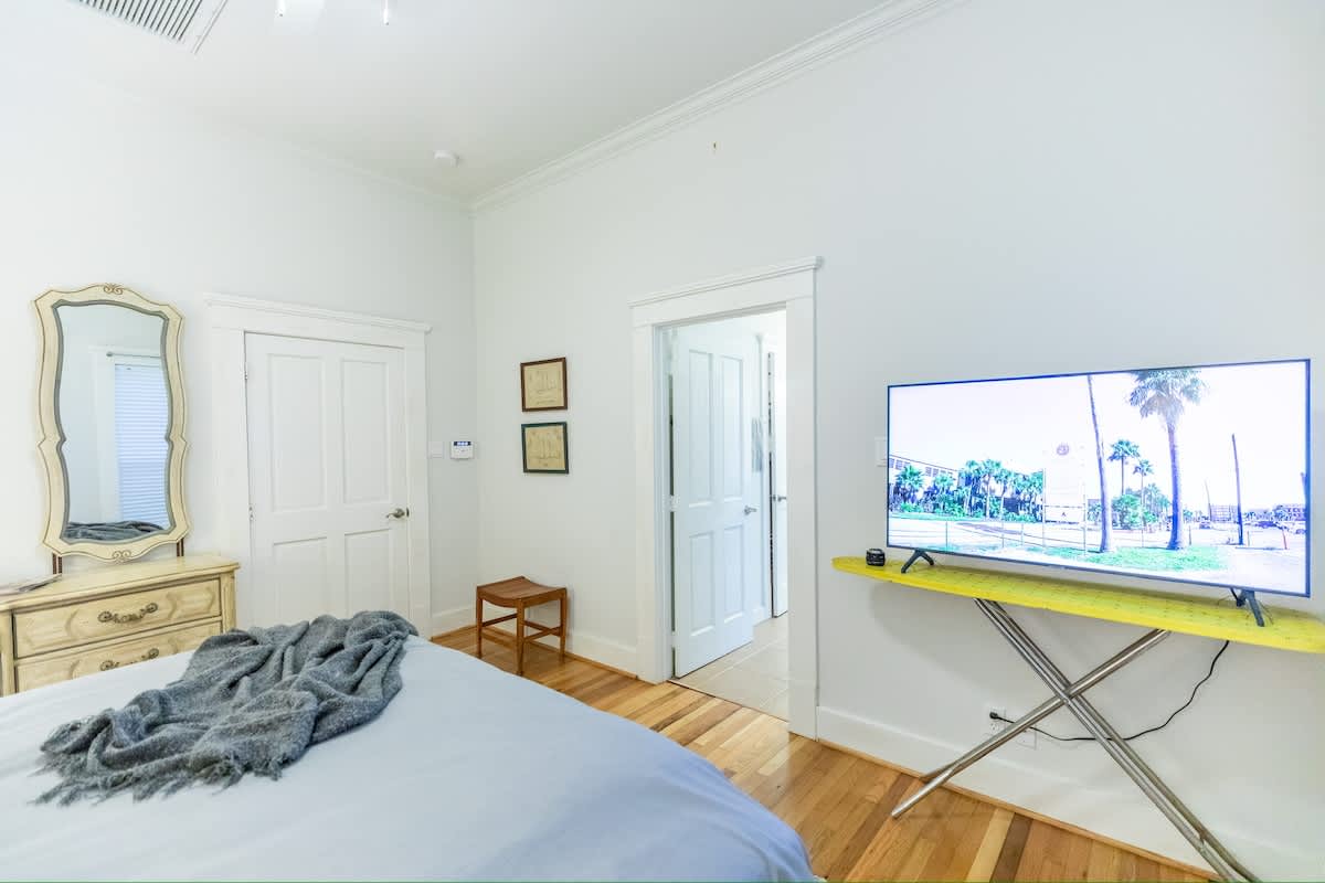 spacious and perfect for families! walk to beach! - Picture 42