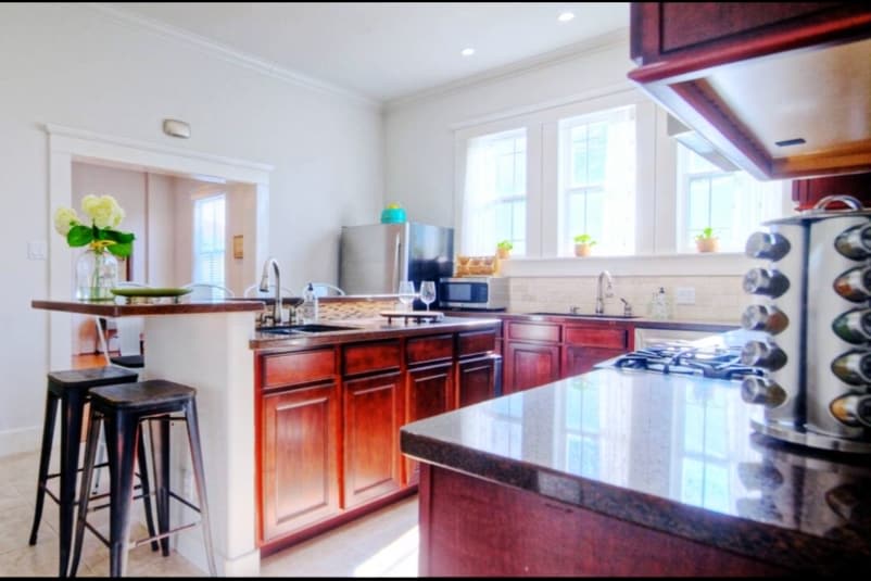 spacious and perfect for families! walk to beach! - Picture 18