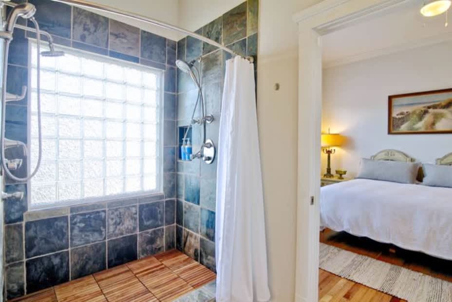 spacious and perfect for families! walk to beach! - Picture 47
