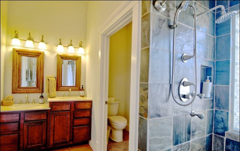 spacious and perfect for families! walk to beach! - Picture 49