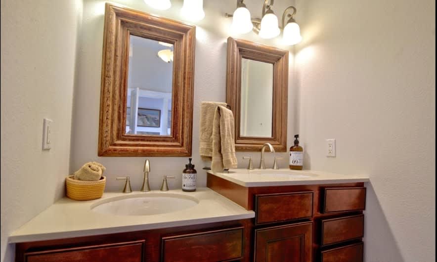 spacious and perfect for families! walk to beach! - Picture 50