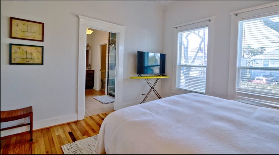 spacious and perfect for families! walk to beach! - Picture 43