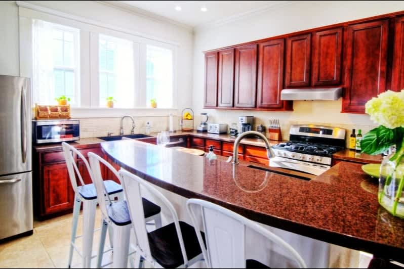 spacious and perfect for families! walk to beach! - Picture 25