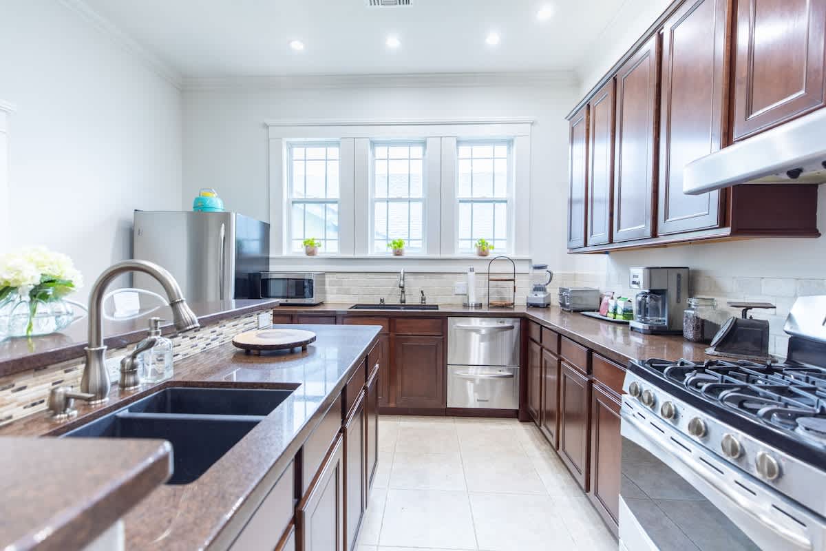 spacious and perfect for families! walk to beach! - Picture 6
