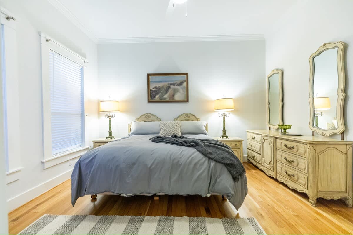 spacious and perfect for families! walk to beach! - Picture 41