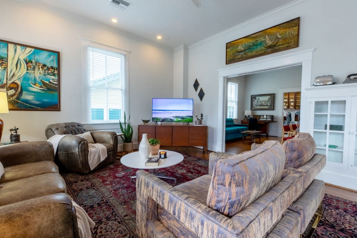 spacious and perfect for families! walk to beach! - Picture 19