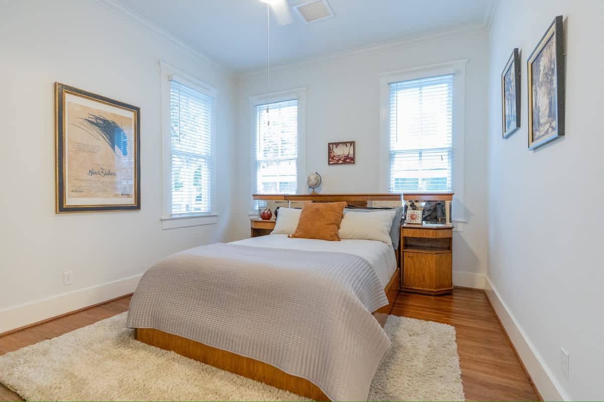 spacious and perfect for families! walk to beach! - Picture 9