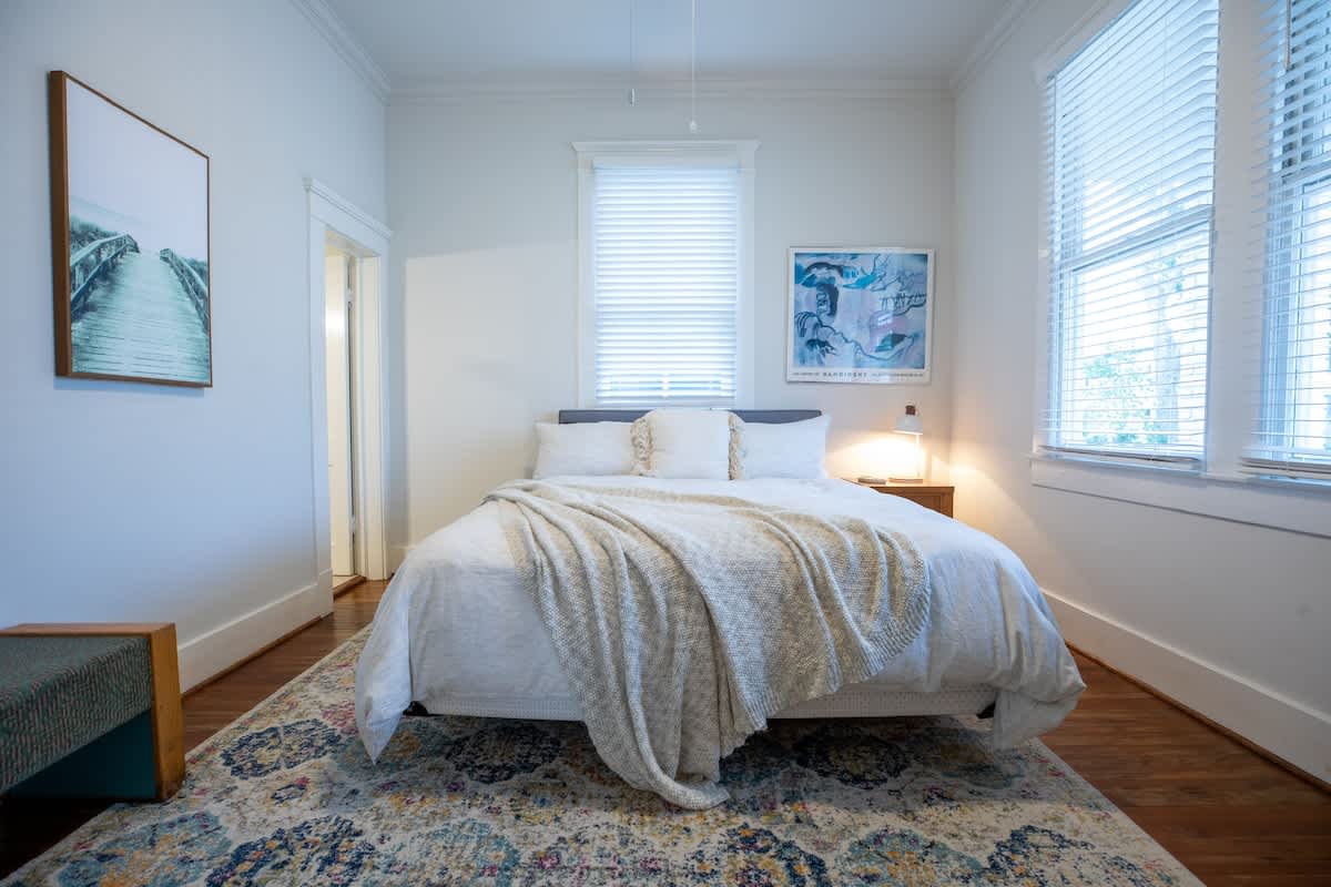 spacious and perfect for families! walk to beach! - Picture 11